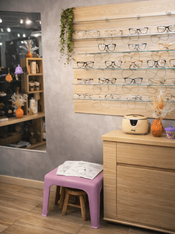 Criança usando óculos — Óticas Michelle