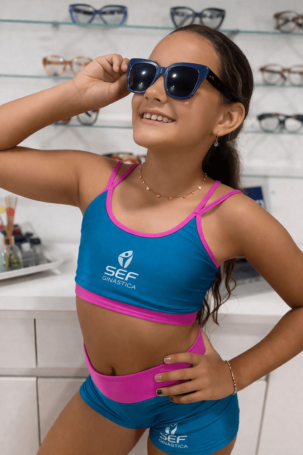 Criança usando óculos — Óticas Michelle