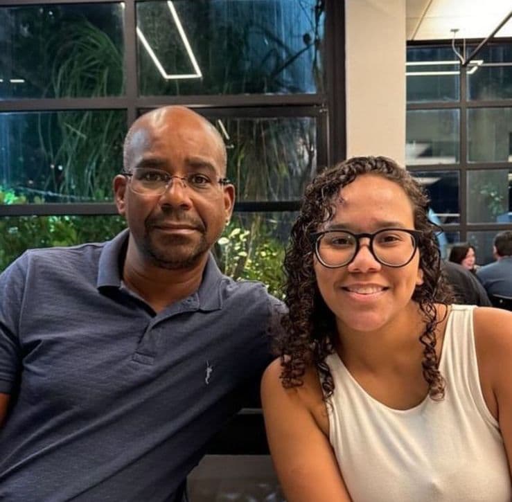 Cliente usando óculos da Óticas Michelle