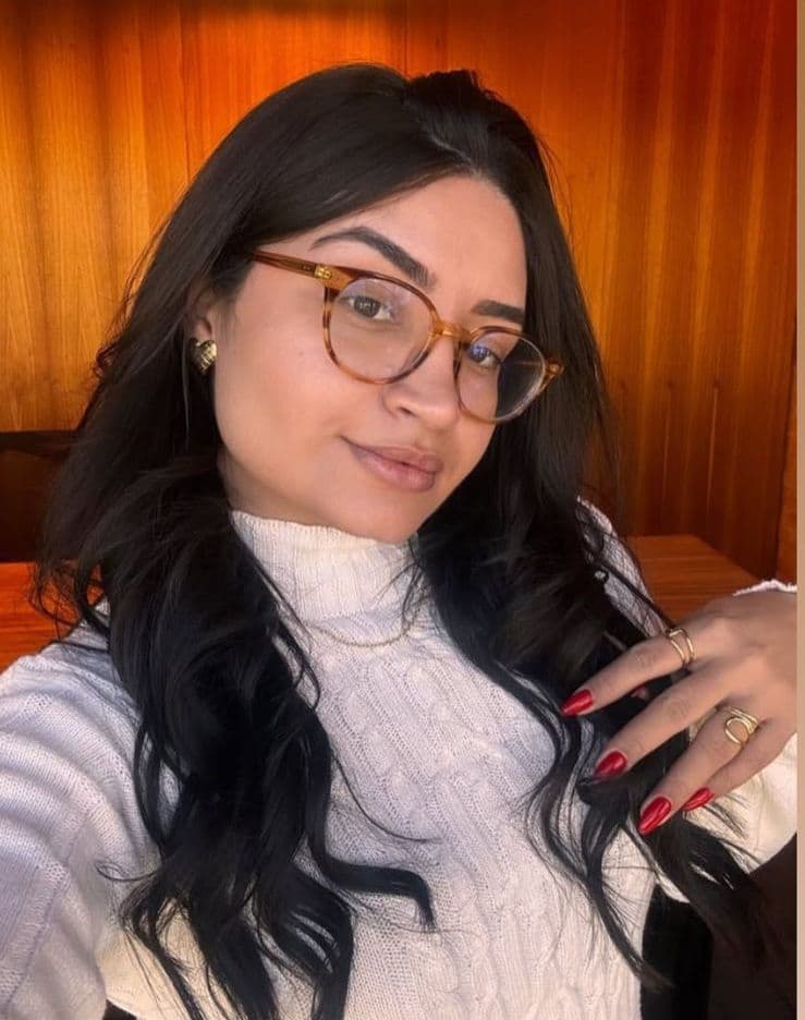 Cliente usando óculos da Óticas Michelle