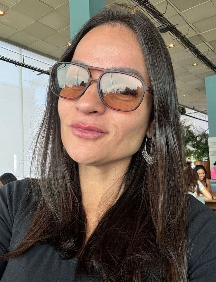 Cliente usando óculos da Óticas Michelle