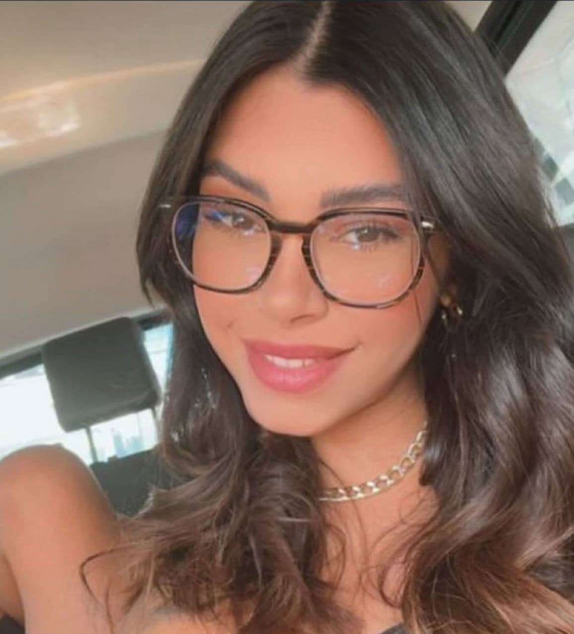 Cliente usando óculos da Óticas Michelle